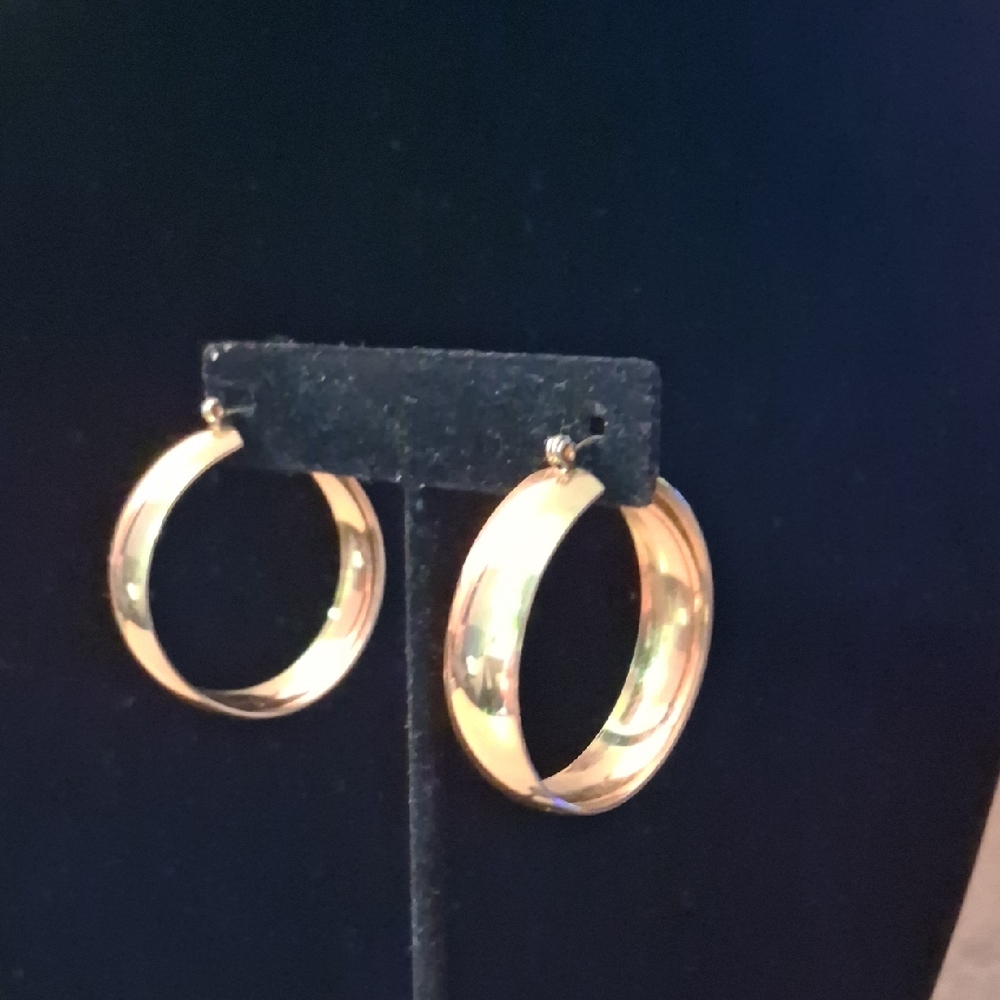Chic Gold Hoop Earrings